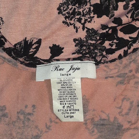 3/$15 Floral pattern on a Pale PinkRue Juju top - Picture 2 of 6